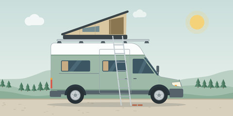Campervan mit geöffnetem Hartschalen-Dachzelt und Leiter