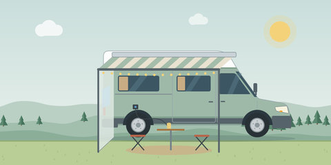 Campervan mit ausgefahrener Kassettenmarkise und Seitenwand, darunter Tisch, Stühle und Lampe an der Außensteckdose
