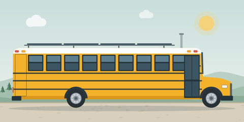 Amerikanischer Schulbus als Skoolie mit Solarmodulen und Ofenrohr